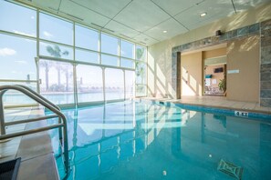 Una piscina techada, una piscina al aire libre