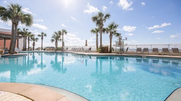 Piscine couverte, piscine extérieure