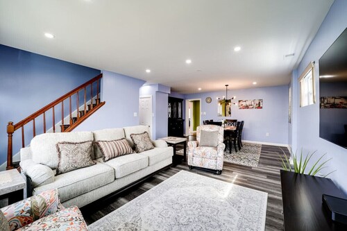 Elegant 4Bd, 3bth with Office,free parking and E.V Charger in peaceful neighbor