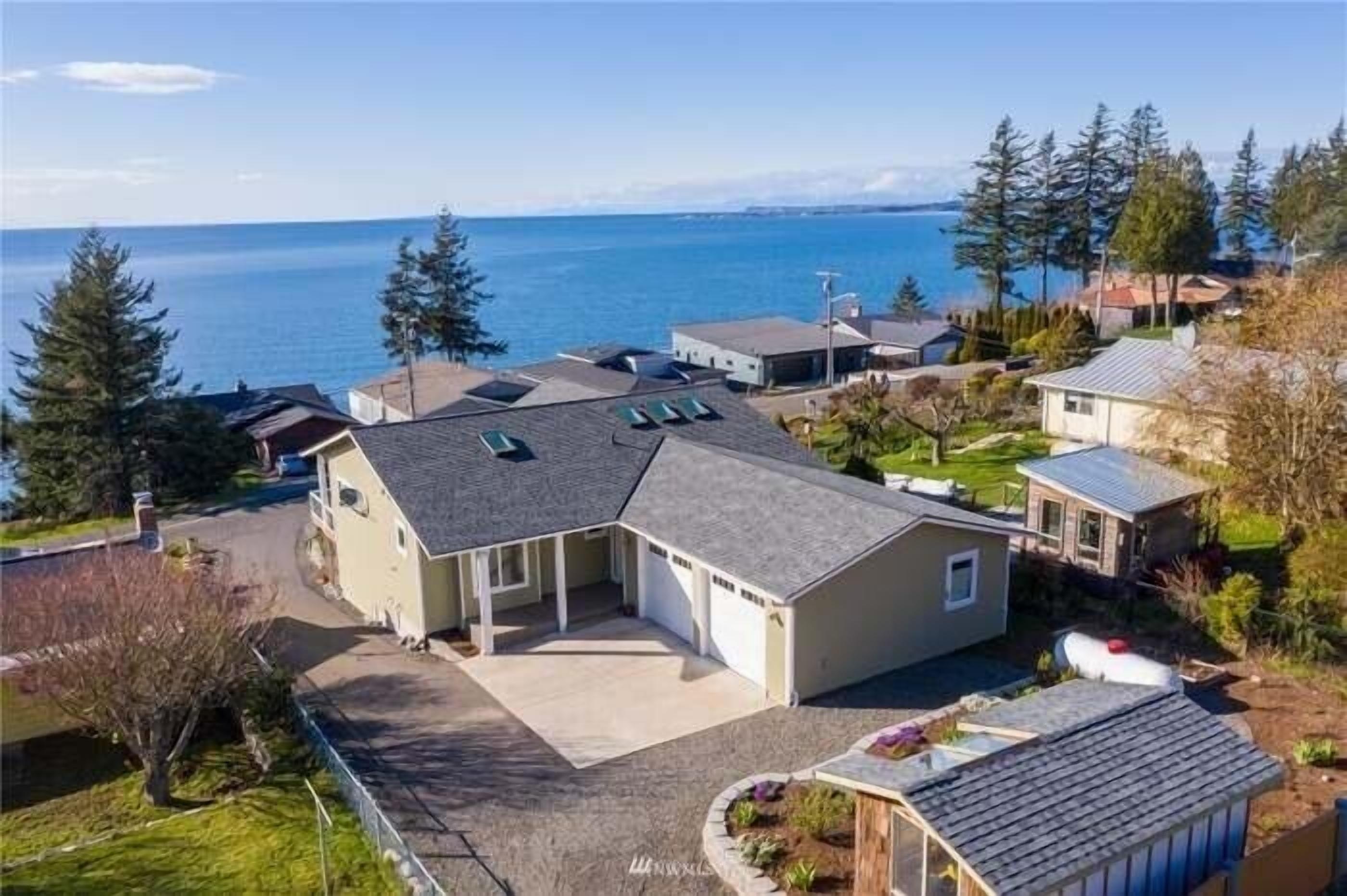 Waterview of Islands and Mts