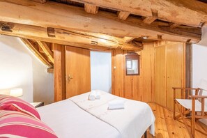 1 bedroom, desk, Internet, bed sheets