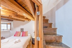 1 غرفة نوم ومكتب وخدمة الإنترنت وملاءات أسرّة