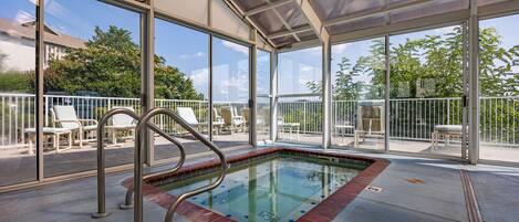 Inomhuspool och utomhuspool