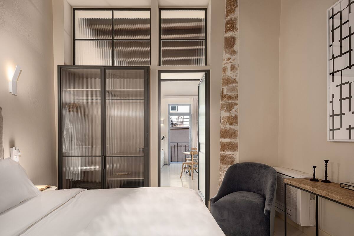 One - Bedroom Suite | أغطية فراش متميزة وأسرّة بإسفنج يتكيف مع شكل الجسم