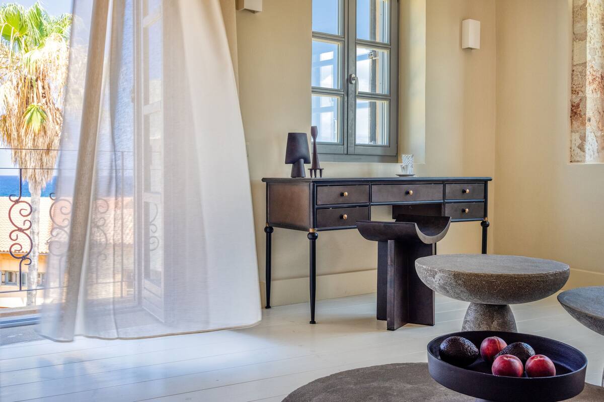 One-bedroom Suite with Old Harbor view | إطلالة الغرفة