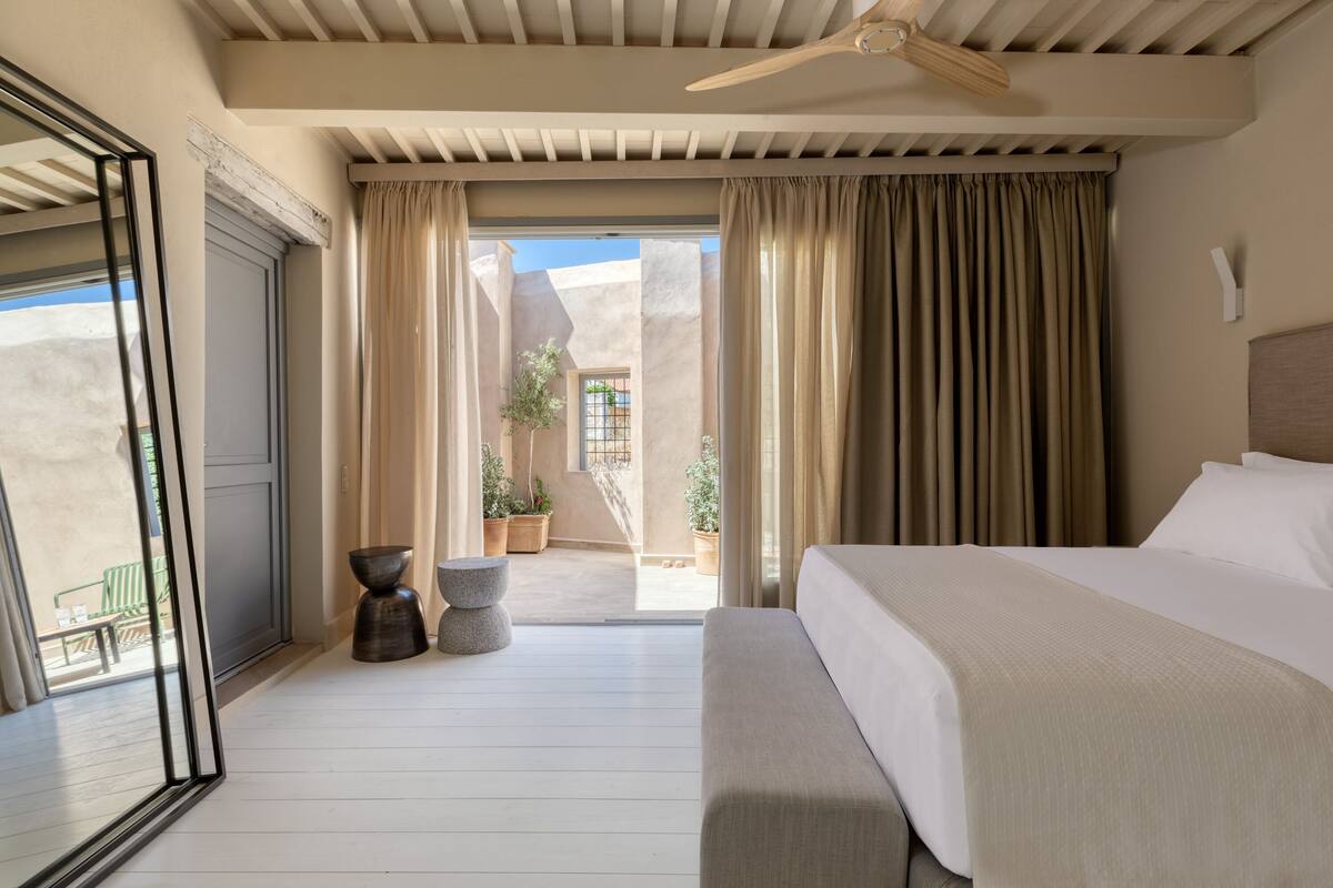 Cretan Living Suite | أغطية فراش متميزة وأسرّة بإسفنج يتكيف مع شكل الجسم