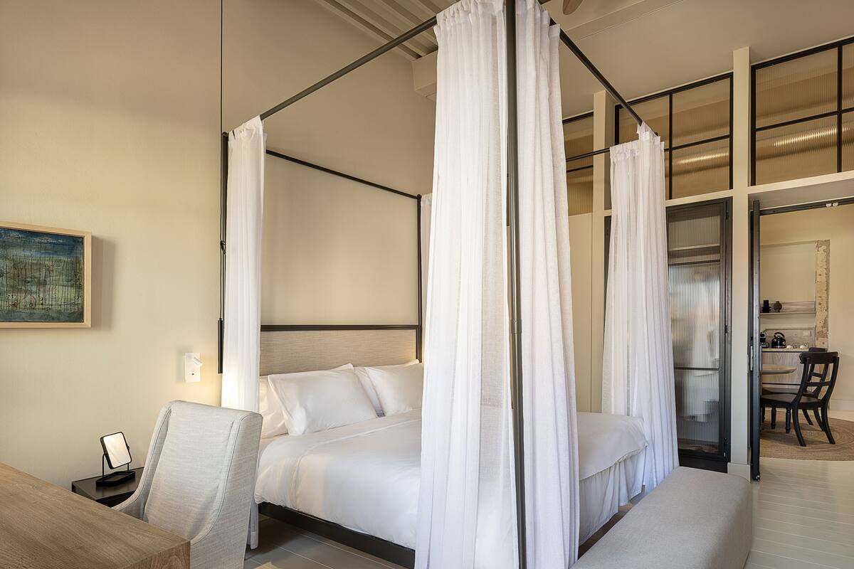 Superior Suite with Old Harbor view | أغطية فراش متميزة وأسرّة بإسفنج يتكيف مع شكل الجسم