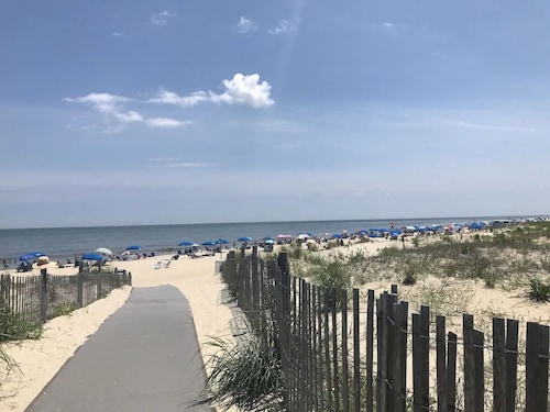 Perfect Family-Friendly Condo 5 Houses from the Ocean on the Beach Block Dewey