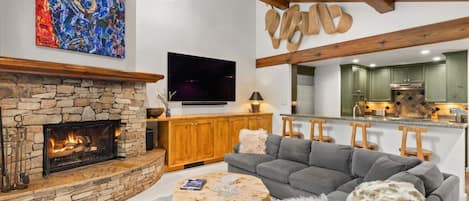 TV connectée, cheminée, lecteur de DVD