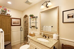 Combined shower/bathtub, hair dryer - Little Jewel | Charming Private Home w/ views Aspen Mountain & BBQ, 4 Blocks from the Gondola (Aspen)