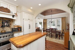 Fridge, oven, stovetop, dishwasher - Little Jewel | Charming Private Home w/ views Aspen Mountain & BBQ, 4 Blocks from the Gondola (Aspen)