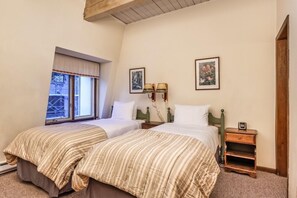 2 bedrooms, iron/ironing board, WiFi, bed sheets - Chateau Dumont Unit 15 | Spacious Top Floor Condo, Two Blocks from Aspen Mountain (Aspen)