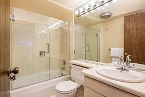 Combined shower/bathtub, hair dryer, towels - Chateau Dumont Unit 15 | Spacious Top Floor Condo, Two Blocks from Aspen Mountain (Aspen)