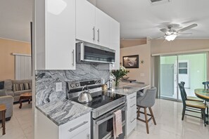 Fridge, microwave, oven, stovetop - "Fountain of Youth" 2 bedroom 3 bath, bikes, BBQ (North Port)