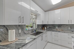 Fridge, microwave, oven, stovetop - "Fountain of Youth" 2 bedroom 3 bath, bikes, BBQ (North Port)