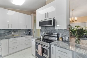 Fridge, microwave, oven, stovetop - "Fountain of Youth" 2 bedroom 3 bath, bikes, BBQ (North Port)