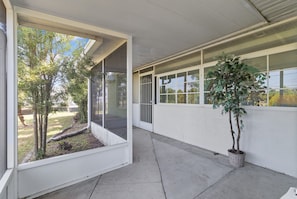 Exterior detail - "Fountain of Youth" 2 bedroom 3 bath, bikes, BBQ (North Port)