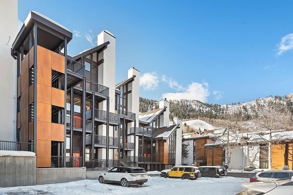Exterior - Fifth Avenue Unit 202 | 2 Bedroom + Loft Condo, Huge Windows & Views. 2 Blocks to Skiing! (Aspen)