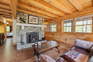 Smart TV, fireplace - Woodsong at Wolf Laurel Resort - newly renovated cabin (Mars Hill)