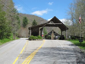 Exterior - Woodsong at Wolf Laurel Resort - newly renovated cabin (Mars Hill)