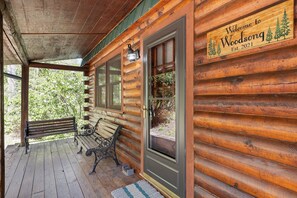 Terrace/patio - Woodsong at Wolf Laurel Resort - newly renovated cabin (Mars Hill)