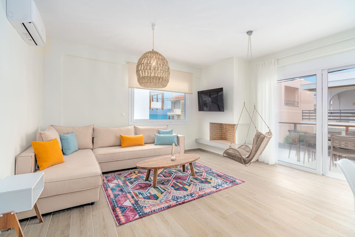 Boutique Apartment ZOE | Living area | Fireplace