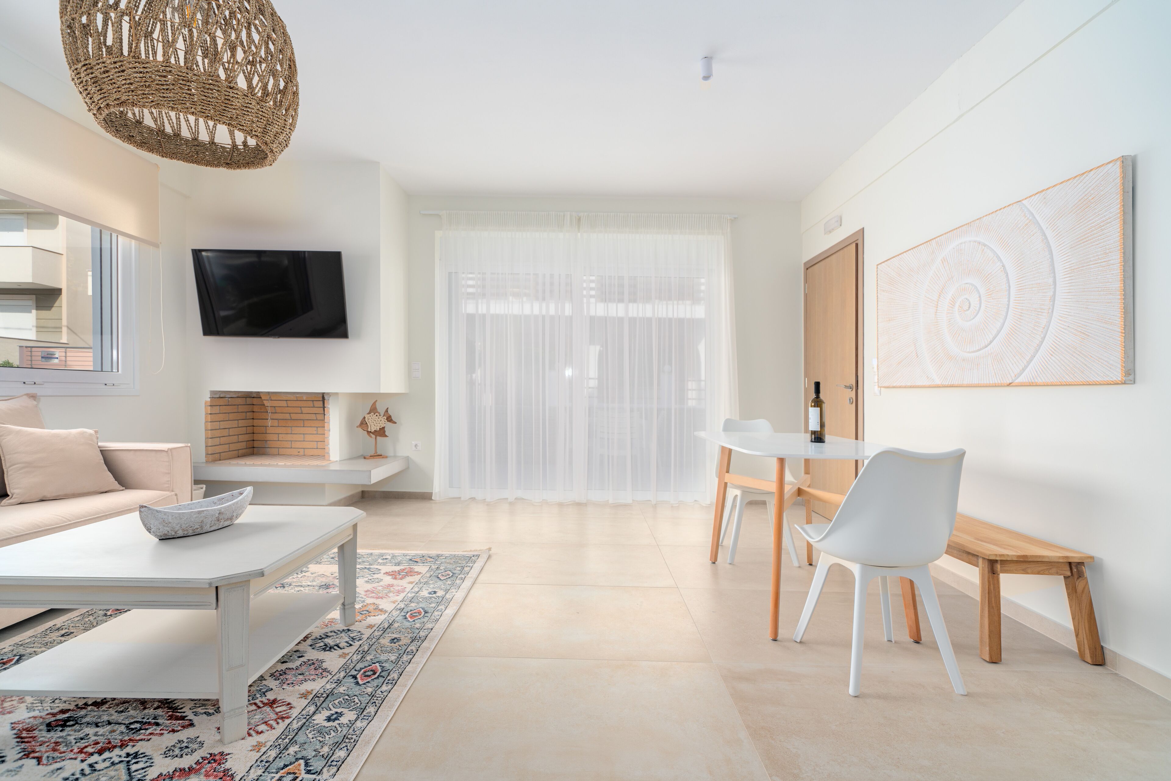 Een moderne woonkamer met een bank, salontafel en eethoek.