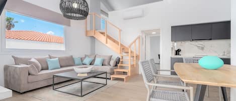 Boutique Apartment AZUL | Zona de estar | Una chimenea
