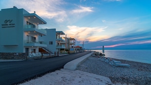 A modern hotel with multiple balconies overlooking a beach. - COSTAVASIA Apartments (Velo-Vocha)
