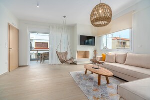 Boutique Apartment CAVO | Living area | Fireplace