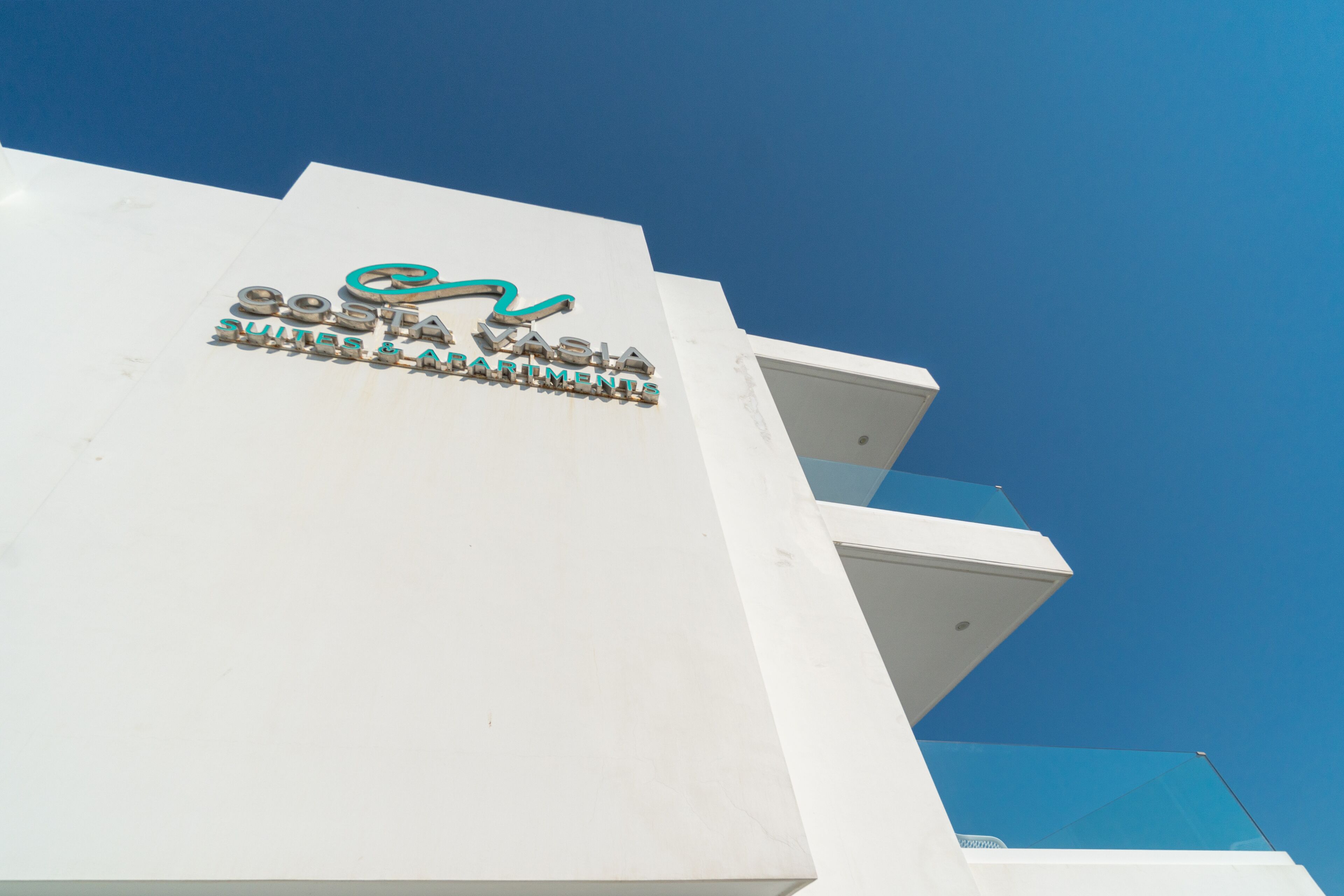 Un edificio con un letrero que dice "Costa Rica Laboratories".