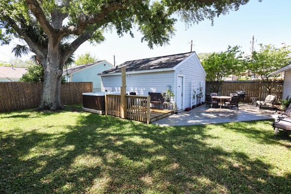 Outdoor dining - Private Hot Tub Oasis / Comfy Home 6 Min Dr to Beach (Galveston)