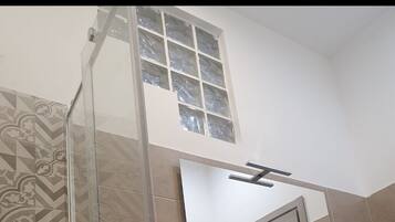 Doccia, asciugacapelli, bidet, carta igienica