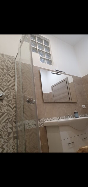Douche, sèche-cheveux, bidet, papier toilette