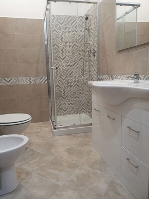 Douche, sèche-cheveux, bidet, papier toilette