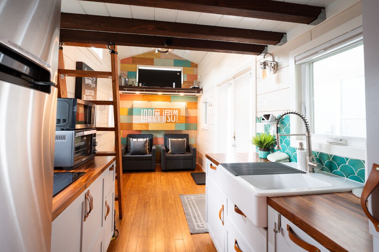 Cafetera o tetera, frigorífico, microondas y placa de cocina