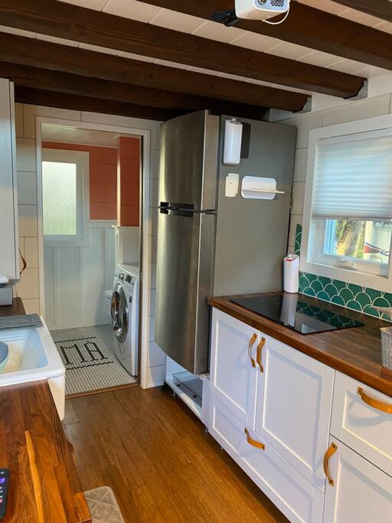 Frigorífico, microondas, placa de cocina y cafetera o tetera