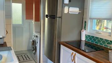 Frigorífico, microondas, placa de cocina y cafetera o tetera