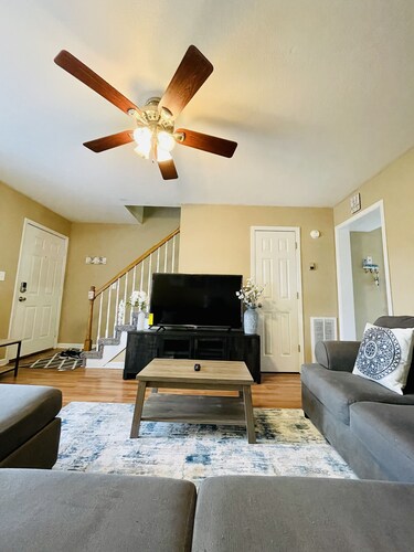 ComfyCozy 2-bedroom townhome near FT. Campbell