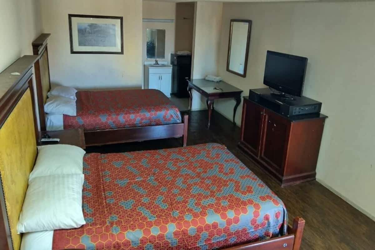 Basic Double or Twin Room, 1 Bedroom, Smoking, Refrigerator & Microwave | Meja, ruang kerja komputer riba, Wi-fi percuma, cadar katil