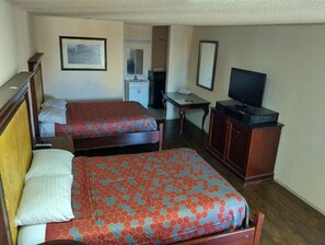 Desk, laptop workspace, free WiFi, bed sheets - Great Western Inn & Suites - Saginaw (Fort Worth)