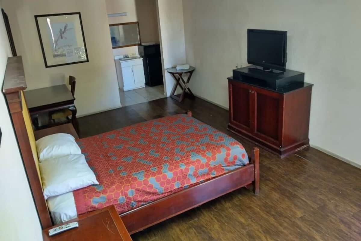 Basic Single Room, 1 Bedroom, Smoking, Refrigerator & Microwave | Meja, ruang kerja komputer riba, Wi-fi percuma, cadar katil