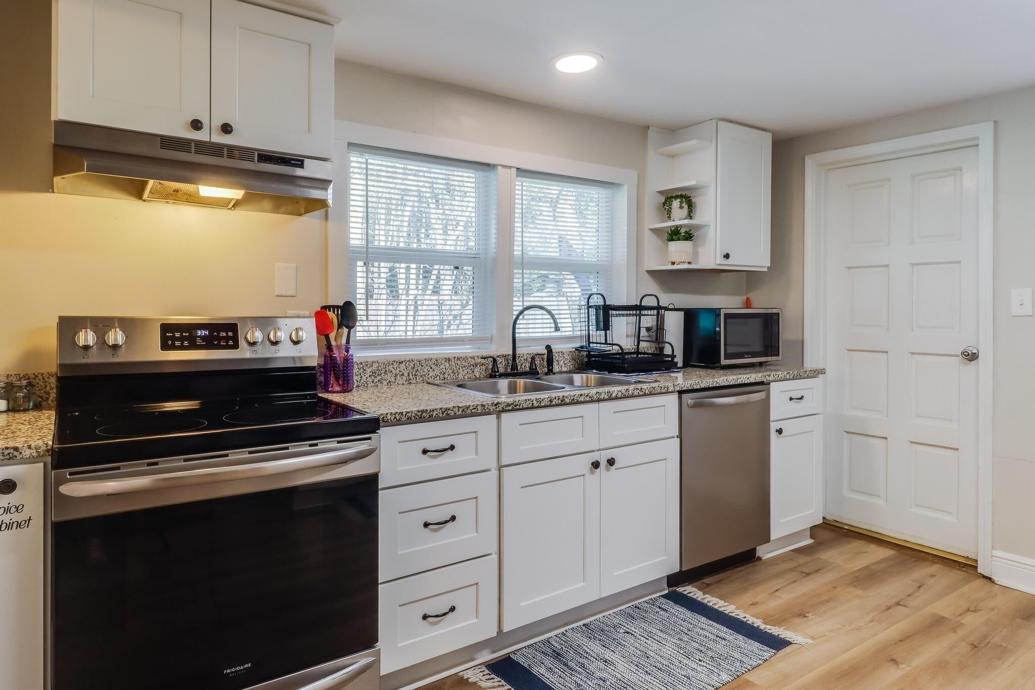 冰箱、微波炉、烤箱、炉灶