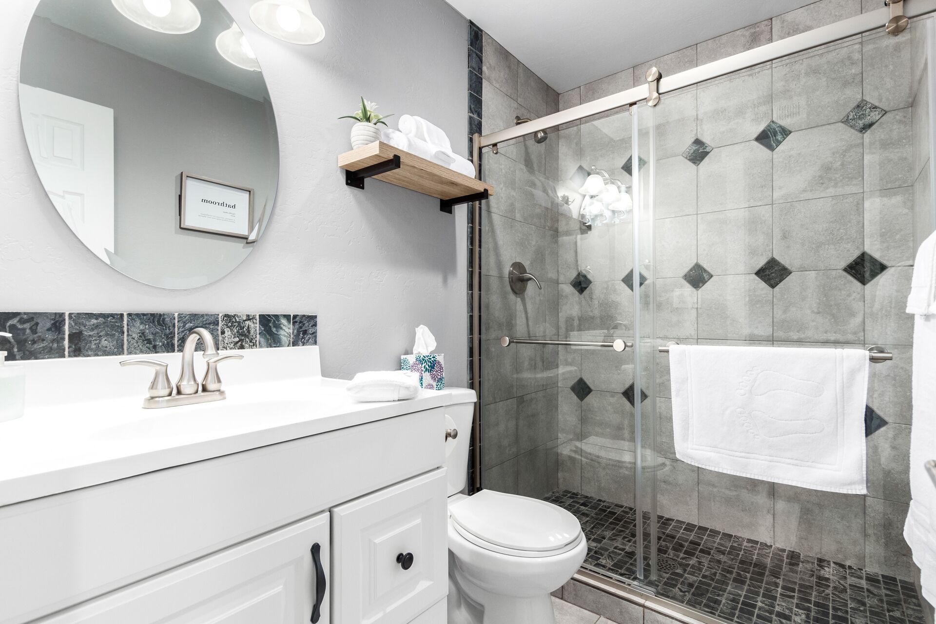 Combined shower/bathtub, hair dryer, towels, soap