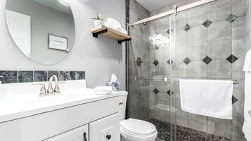 Combined shower/bathtub, hair dryer, towels, soap