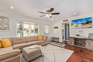 Smart TV, fireplace - MODERN LIVING! CAMELBACK EAST-BILTMORE HOME (Phoenix)