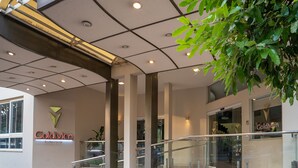 A modern building with a GoldMen restaurant sign, glass railings, and a tiled ceiling. - GoldMen Select Cianorte (Cianorte)