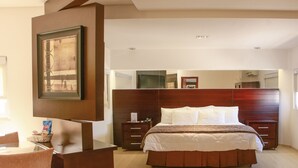 A modern bedroom with a large bed, wooden headboard, and a desk with a chair. - GoldMen Select Cianorte (Cianorte)