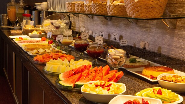 A buffet with various food items and beverages. - GoldMen Select Cianorte (Cianorte)