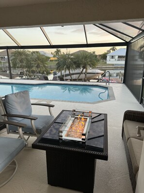 Una piscina al aire libre, una piscina climatizada